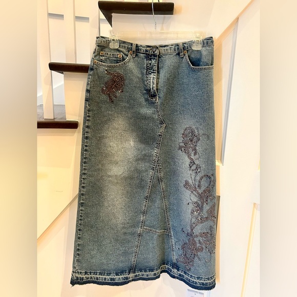 💕HOST PICK!💕90's Embroidered Denim Skirt - Picture 3 of 12